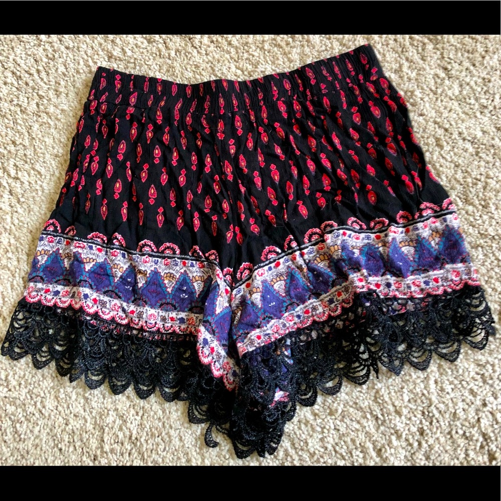 Cute flowy shorts with black lace trim.                           Juniors Size M